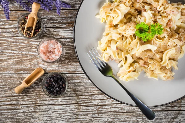 Pasta Med Surkål Och Bacon Selektiv Inriktning — Stockfoto