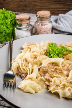 Lahana turşulu makarna ve pastırma. Seçici odak.