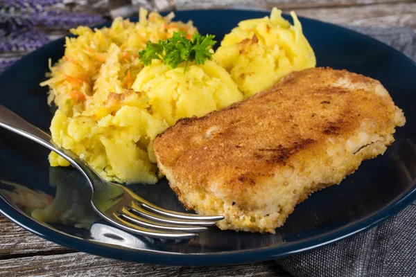 Gebakken Kabeljauwfilet Geserveerd Met Gekookte Aardappelen Groentesalade — Stockfoto