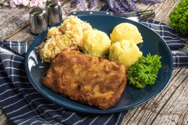 Akşam yemeğinde patates ve lahana turşusu salatası ile haşlanmış balık. Seçici odak.