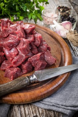 Et yahnisi doğrama tahtasında hazırlandı. Seçici odak.