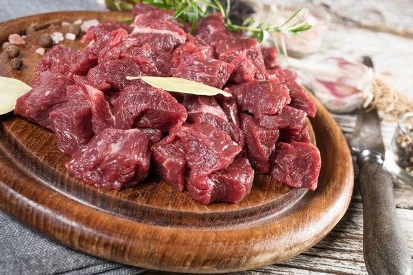 Guisado Carne Preparada Uma Tábua Corte Foco Seletivo — Fotografia de Stock