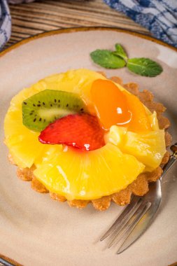 Çilek, ananas ve kivi ile taze karışık meyve tart. Seçici odak.