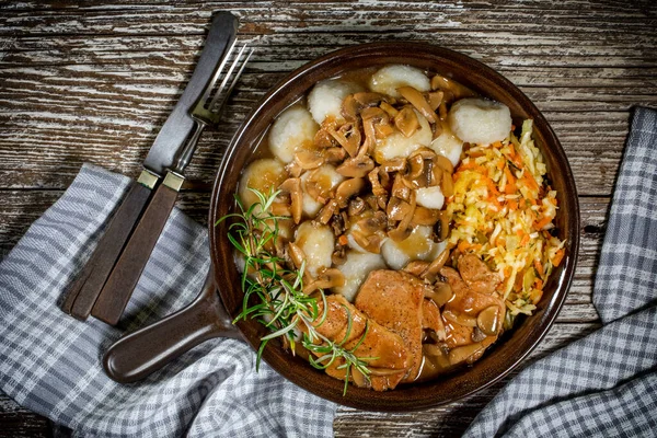 Lomo Cerdo Guisado Con Champiñones Servido Con Albóndigas Silesia Ensalada — Foto de Stock