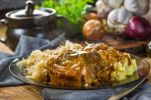 Costillas Fritas Chucrut Servidas Con Papas Hervidas Enfoque Selectivo — Foto de Stock