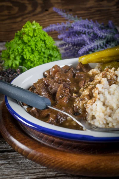 Guisado Carne Servida Com Cevada Pepino Conserva Foco Seletivo — Fotografia de Stock