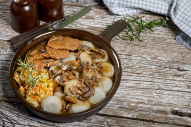 Mantarlı domuz filetosu, yanında Silezya köftesi ve salata..