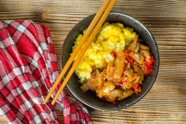 Tahta masada tavuk ve sebzeli safran pilavı..