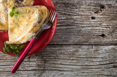 Ricotta peynirli krep ve kuşüzümü reçeli. Lezzetli krepler, ince krepler..