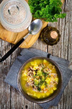 Sebzeli Polonya arpa çorbası ve tavuk kalbi - krupnik.