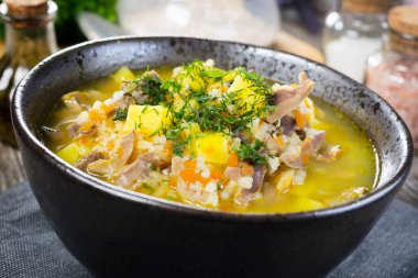 Sebzeli Polonya arpa çorbası ve tavuk kalbi - krupnik.