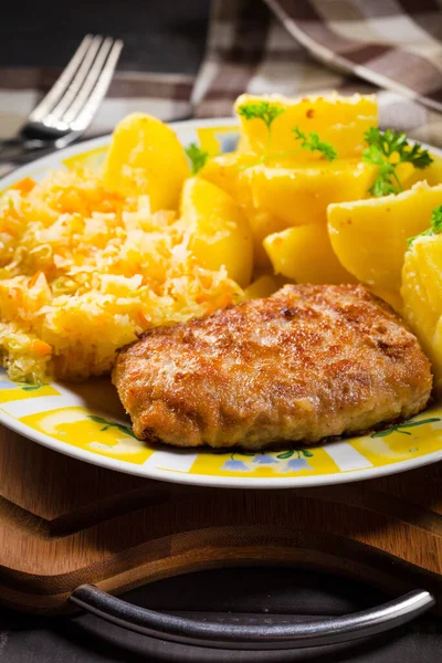 Hackschnitzel Mit Kartoffeln Und Sauerkrautsalat — Stockfoto