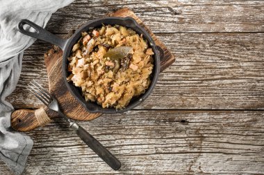 Bigos, dökme demir tavada servis edilen geleneksel bir Polonya lahana turşusu..