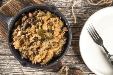 Bigos, dökme demir tavada servis edilen geleneksel bir Polonya lahana turşusu..