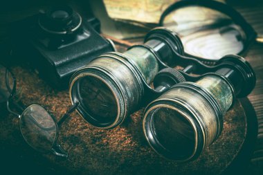 Eski haritada büyüteç ve dürbün var. Eski tarz. Seçici odak.