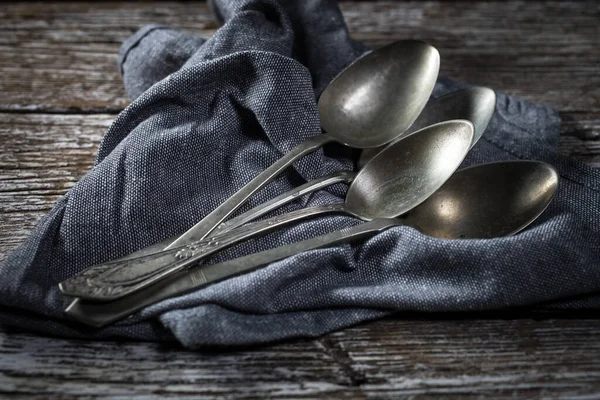 Ein Paar Alte Silberlöffel Auf Einer Holzarbeitsplatte — Stockfoto