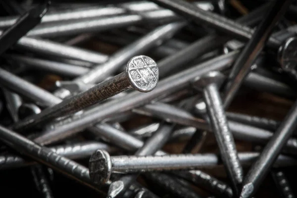 Clavos Acero Sobre Fondo Madera Enfoque Selectivo — Foto de Stock