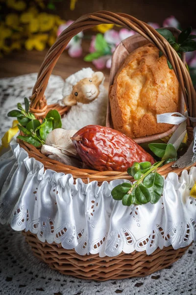 Panier Traditionnel Pâques Avec Nourriture Sur Table Bois — Photo