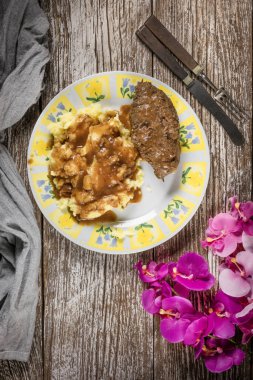 Patates ve sosla servis edilen lezzetli sığır rölesi..