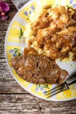 Patates ve sosla servis edilen lezzetli sığır rölesi..