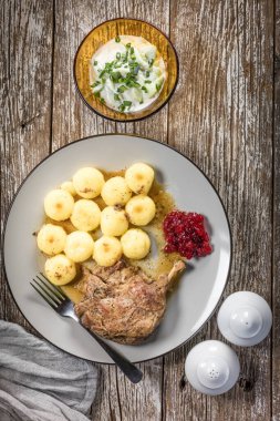 Kızarmış ördek bacağı, patates köftesi ve kızılcık..