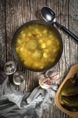 Vejetaryen salatalık çorbası. Üst görünüm.