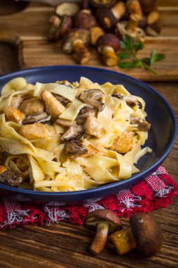 Orman mantarlı ve tavuklu Tagliatelle makarnası. Küçük alan derinliği.