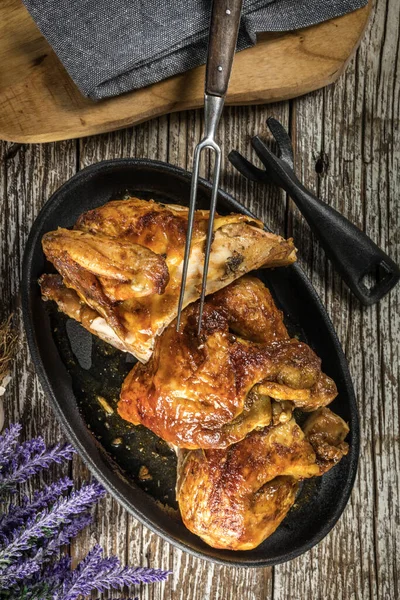 Viertel Gebratenes Hühnchen Einer Gusseisernen Pfanne Selektiver Fokus — Stockfoto