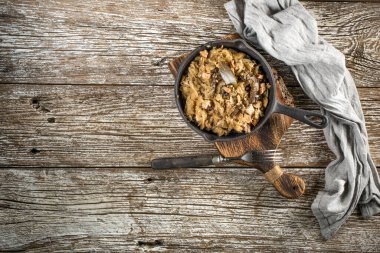 Bigos, dökme demir tavada servis edilen geleneksel bir Polonya lahana turşusu..