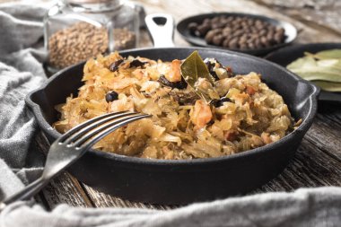 Bigos, dökme demir tavada servis edilen geleneksel bir Polonya lahana turşusu..