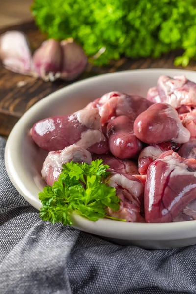 Frische Rohe Hühnerherzen Auf Holzbrett — Stockfoto