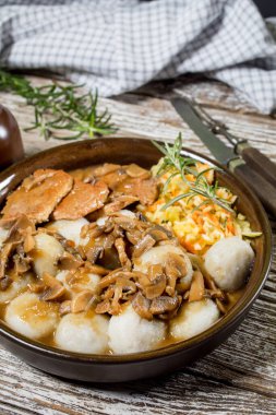 Mantarlı domuz filetosu, yanında Silezya köftesi ve salata..