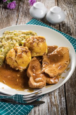 Sos içinde haşlanmış hindi eti. Seçici odak.