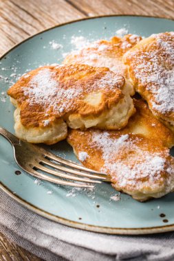 Elma, süt ve undan yapılmış tatlı krepler..