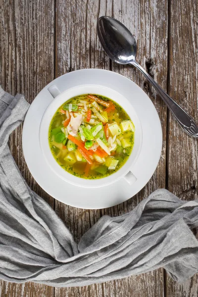 新鮮な野菜スープ ニンジン ジャガイモをボウルに入れ — ストック写真