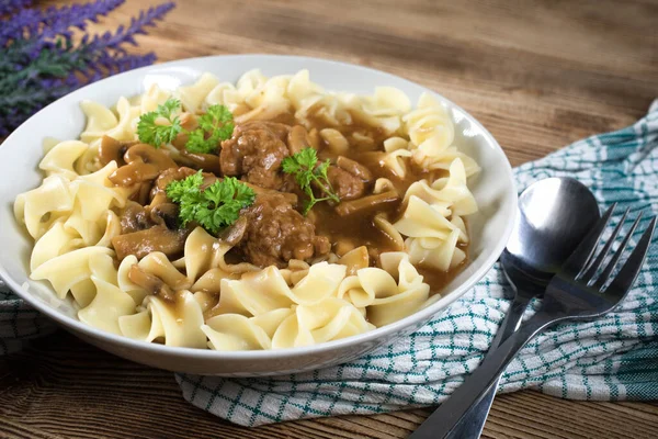 Schweinefleischbällchen Mit Pilzen Eigener Soße Serviert Mit Tagliatelle Moose — Stockfoto