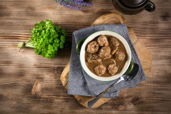 Almôndegas Porco Com Macarrão Uma Tigela Verde Foco Seletivo — Fotografia de Stock