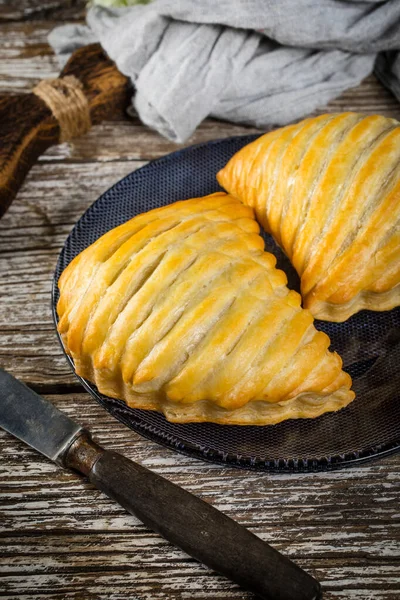 Ciasto Francuskie Placek Jabłkowy Turnovers Deser Drewnianym Stole — Zdjęcie stockowe