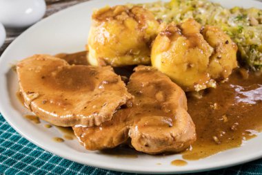 Sos içinde haşlanmış hindi eti. Seçici odak.