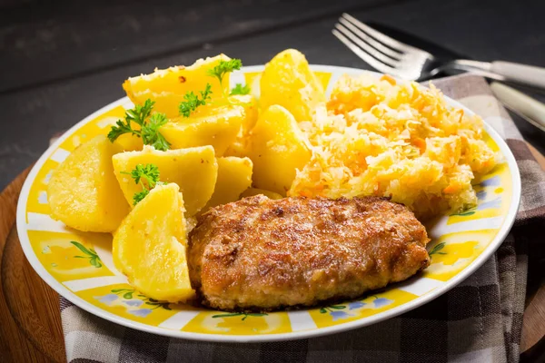 Côtelette Porc Hachée Servie Avec Salade Pommes Terre Choucroute — Photo