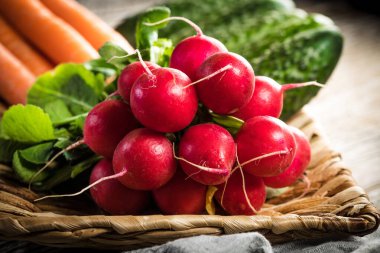 Ev bahçesinden taze sebzeler. Seçici odak.