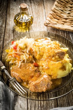 Kendi soslu haşlanmış domuz eti haşlanmış patates ve salatayla servis edilir. Sığ alan derinliği.