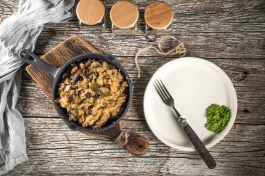 Bigos, dökme demir tavada servis edilen geleneksel bir Polonya lahana turşusu..