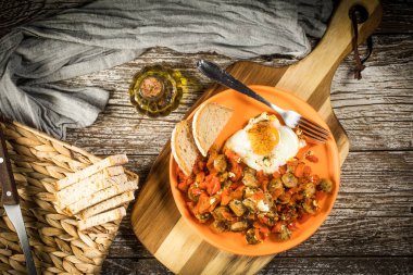 Kızarmış sebze, sosis ve sahanda yumurta. Seçici odak.