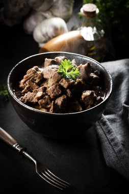 Kasede sığır güveci. Koyu ışık.