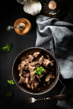 Kasede sığır güveci. Koyu ışık.