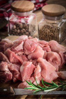 Çiğ et güveç ahşap kesme tahtası üzerinde için doğranmış.