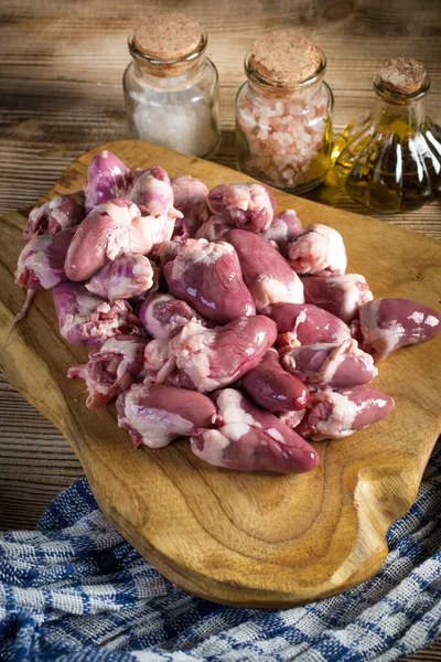 Corazones Frescos Pollo Crudo Sobre Tabla Madera — Foto de Stock