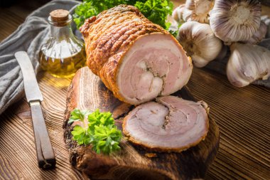 Fırında domuz pastırması ve ahşap kesim tahtasında baharatlar..