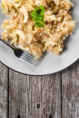 Lahana turşulu makarna ve pastırma. Seçici odak.